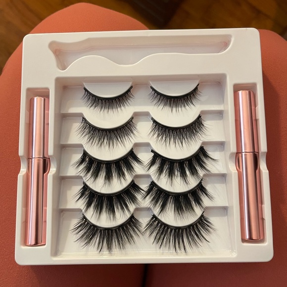 Magnetic Lashes with 2 Tubes of Mag Lash Liner - Picture 2 of 4